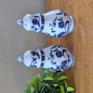 VIENNA WOODS Fine China Vintage 'Blue Onion' Pattern Salt And Pepper Shakers